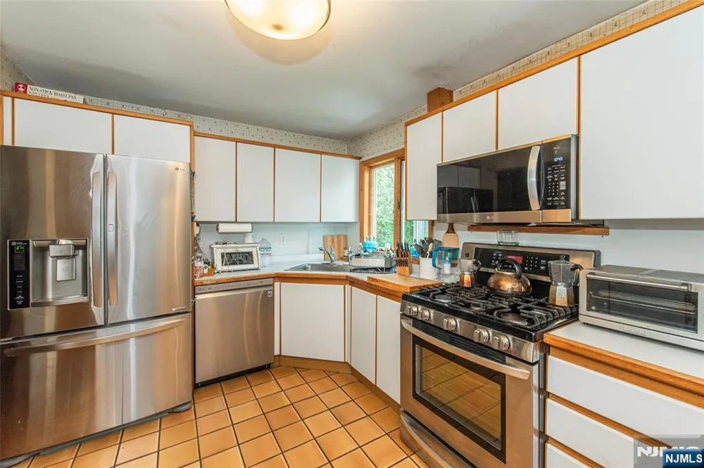 16 Pennsylvania Avenue Montvale, NJ 07645