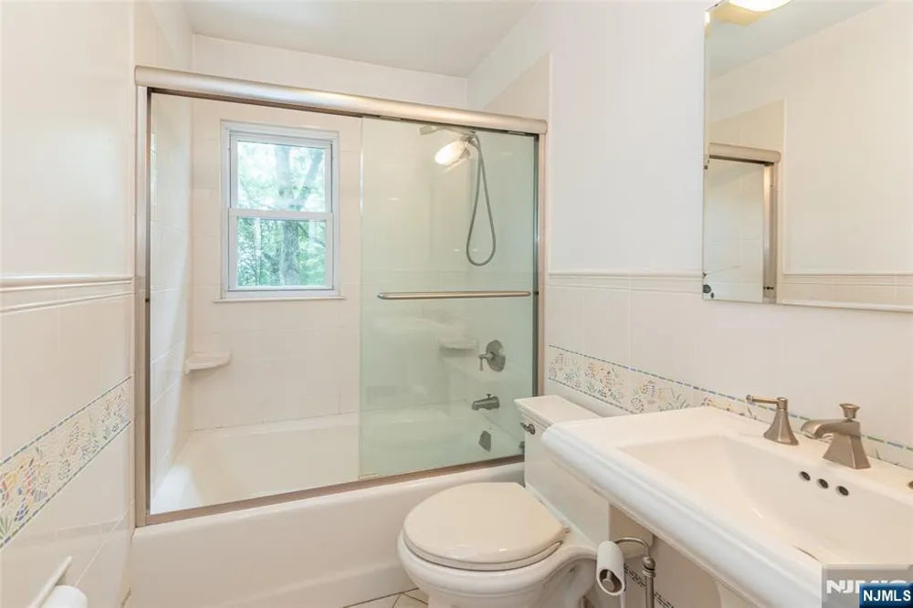 16 Pennsylvania Avenue Montvale, NJ 07645
