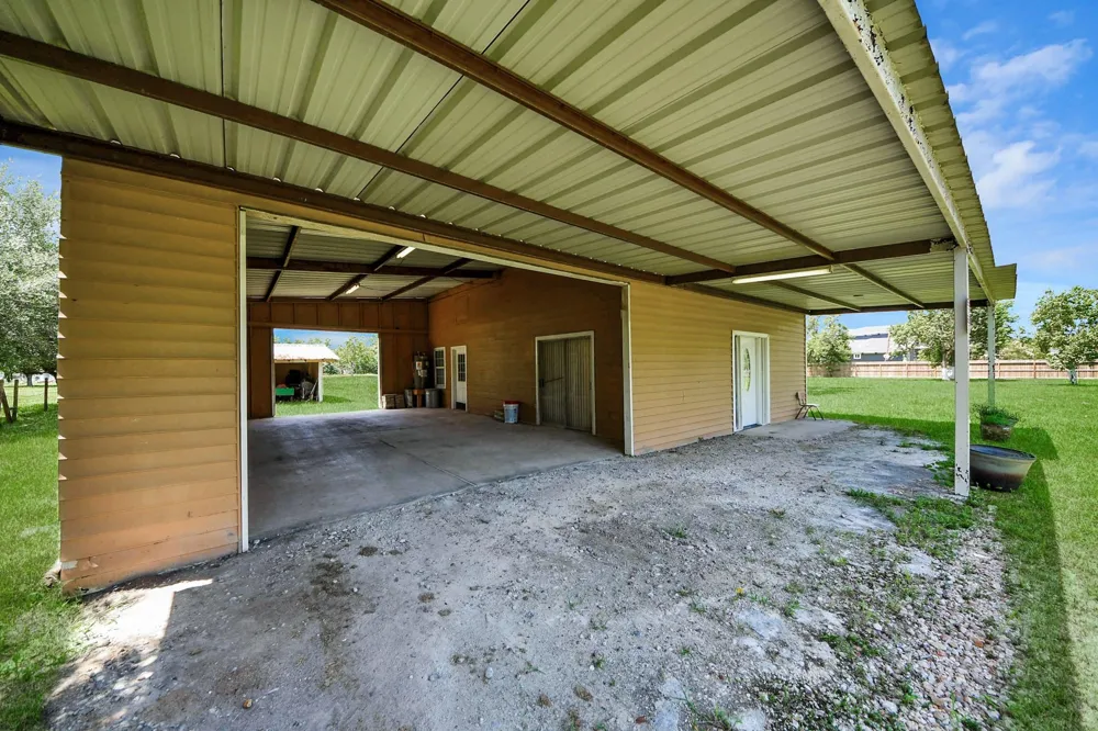 694 County Road 941 Alvin, TX 77511