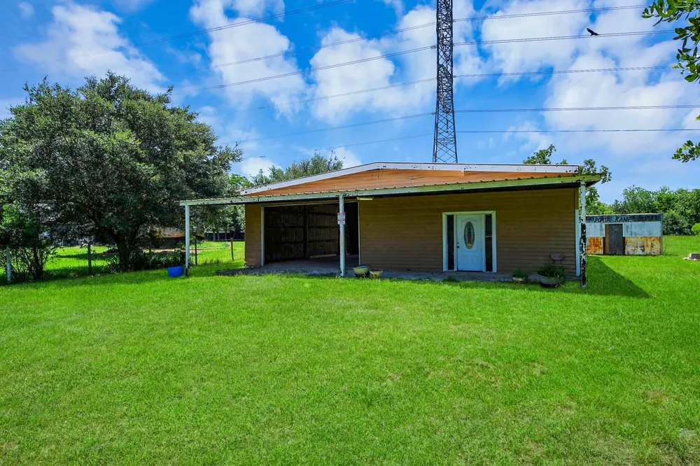694 County Road 941 Alvin, TX 77511