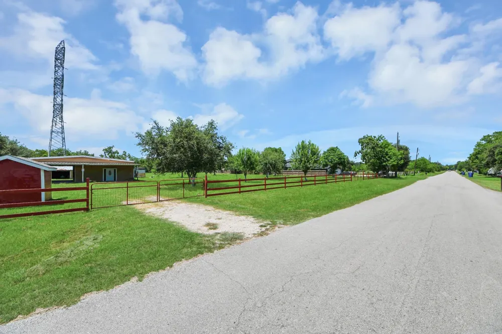 694 County Road 941 Alvin, TX 77511