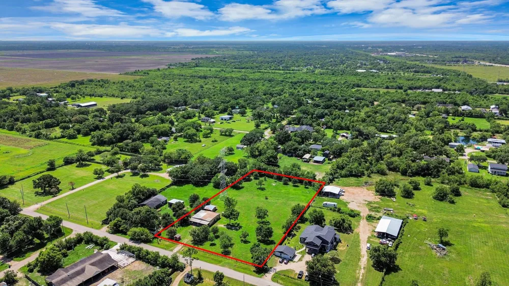 694 County Road 941 Alvin, TX 77511