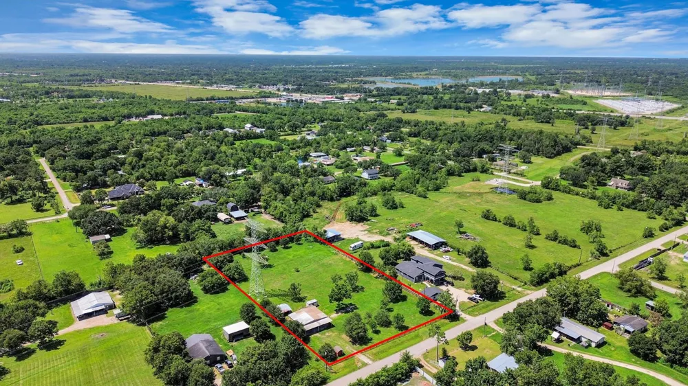 694 County Road 941 Alvin, TX 77511