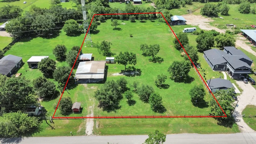 694 County Road 941 Alvin, TX 77511