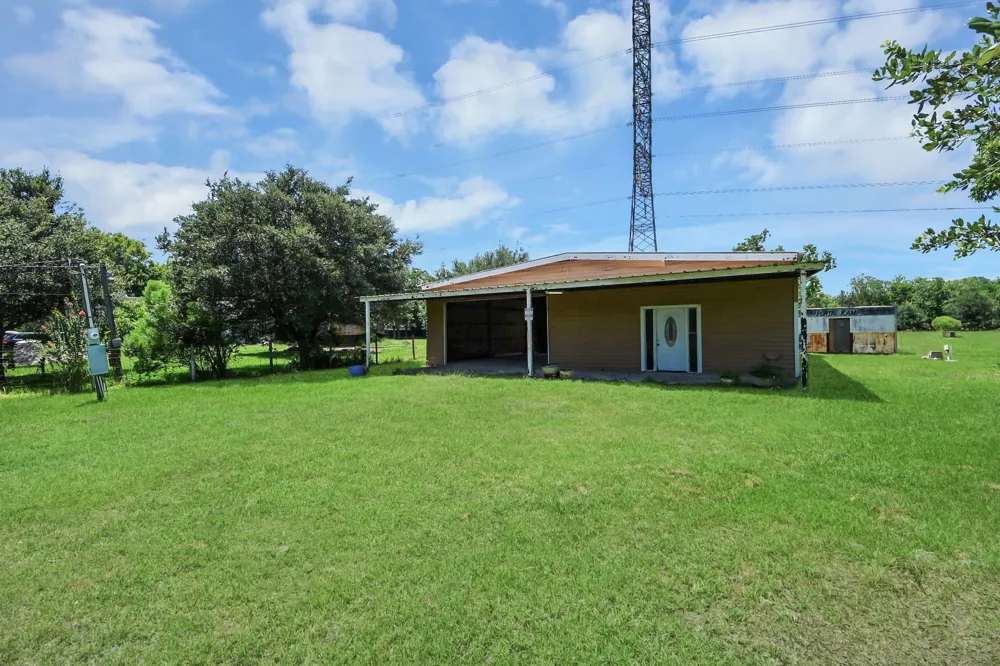 694 County Road 941 Alvin, TX 77511