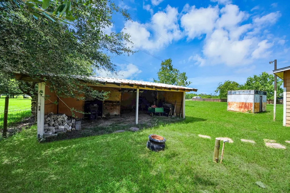 694 County Road 941 Alvin, TX 77511
