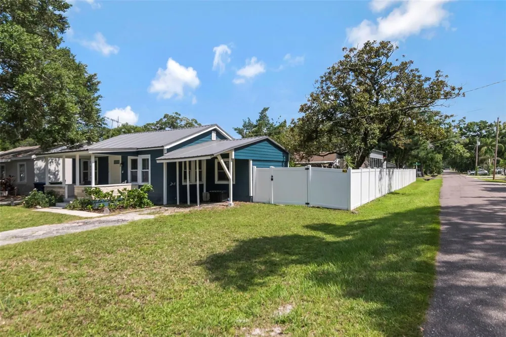 1716 W SITKA STREET Tampa, FL 33604