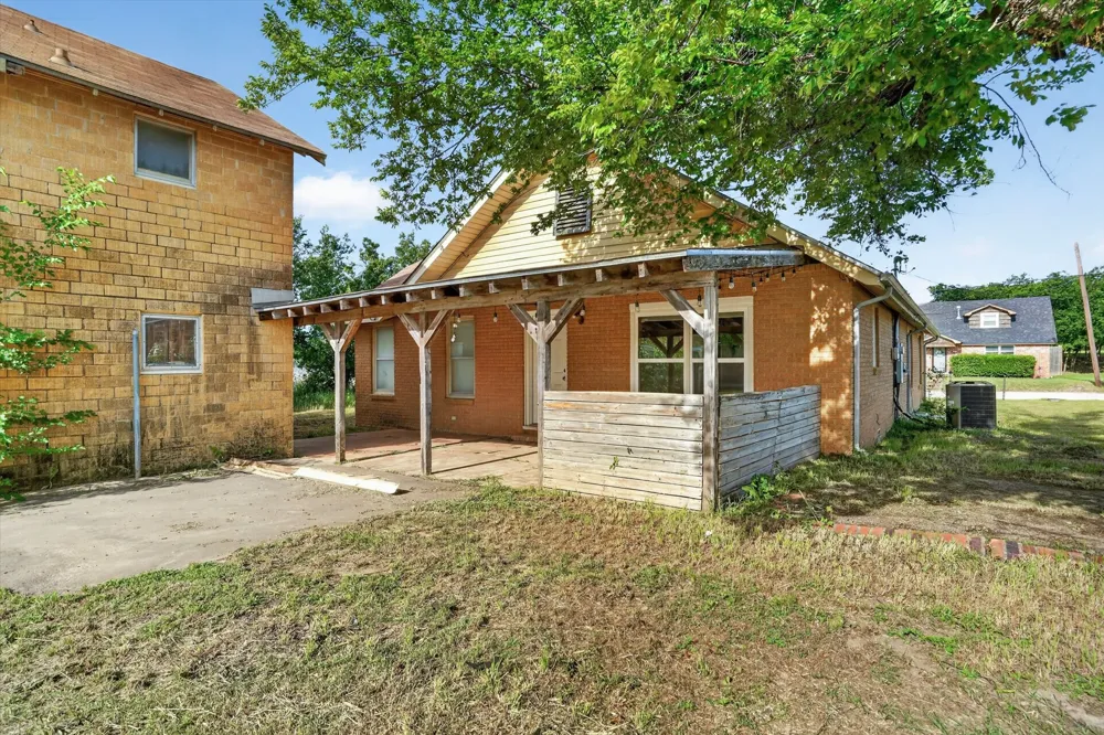 320 2nd Street Jacksboro, TX 76458