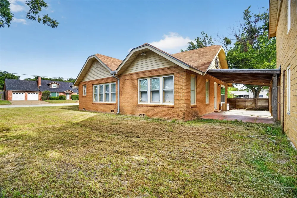 320 2nd Street Jacksboro, TX 76458