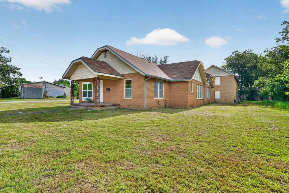 320 2nd Street Jacksboro, TX 76458