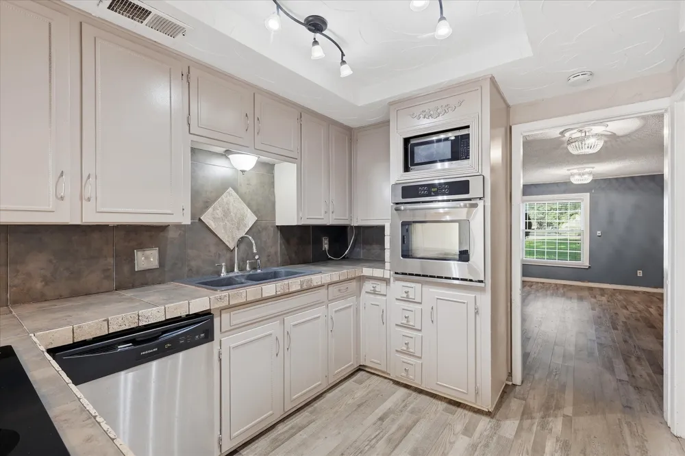 981 Chateau Valee Circle Bedford, TX 76022