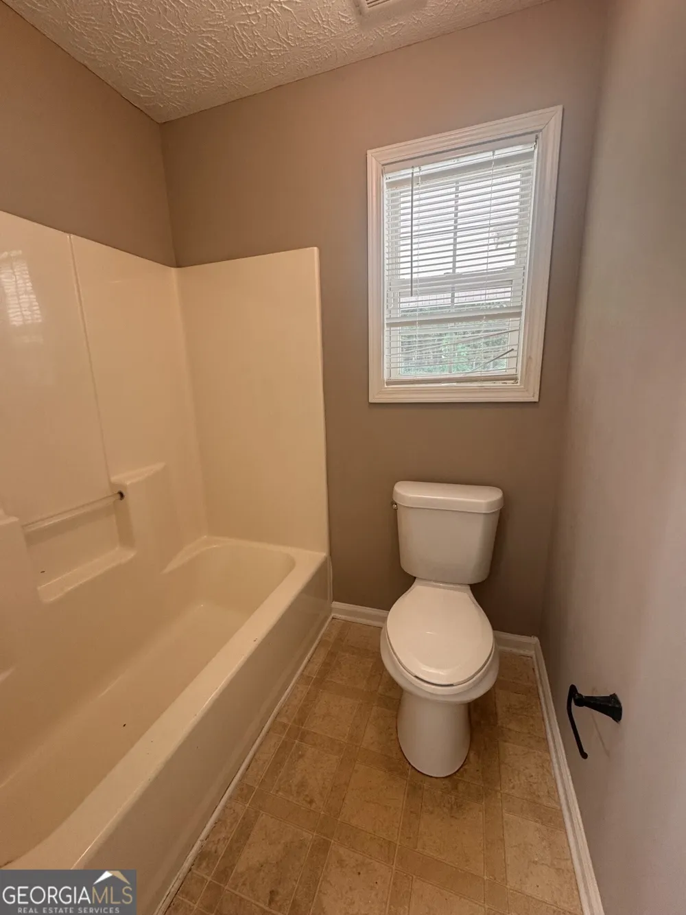 1149 Granite LN Loganville, GA 30052