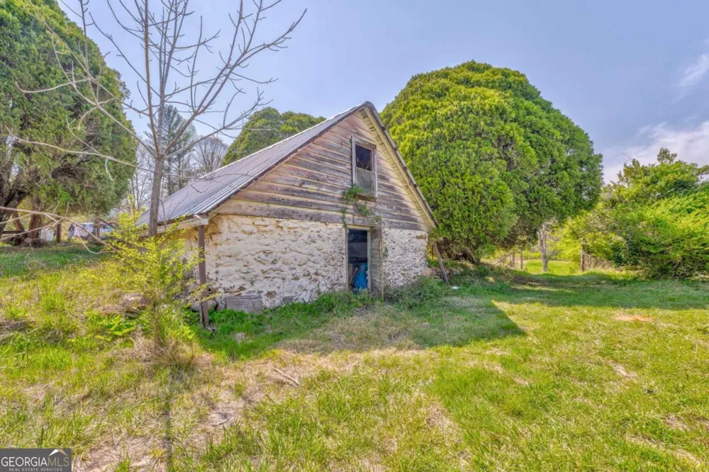 365 Waters RD McCaysville, GA 30555