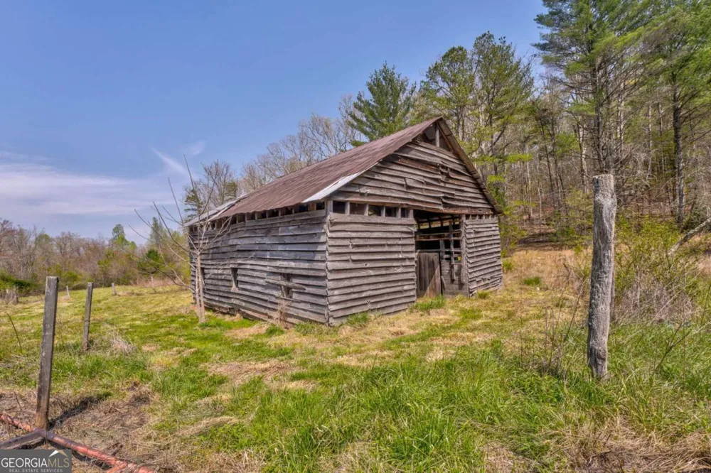 365 Waters RD McCaysville, GA 30555