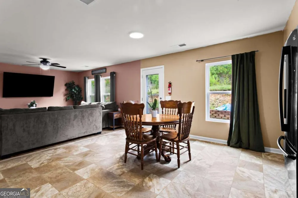10 Windsor CT Kingston, GA 30145