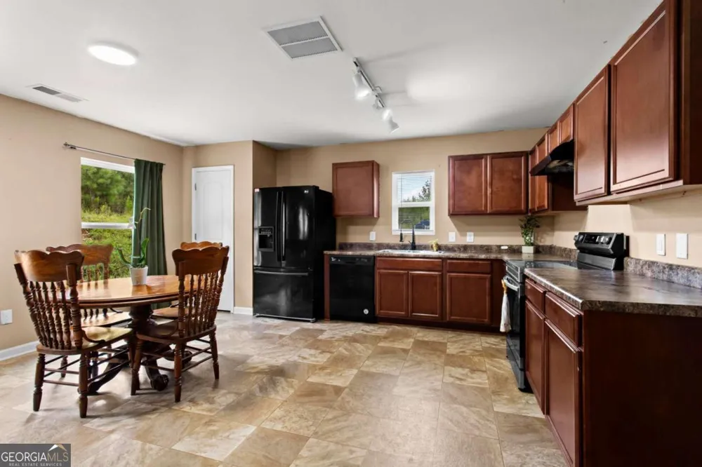 10 Windsor CT Kingston, GA 30145