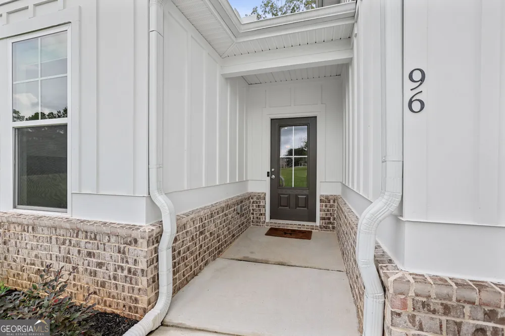 96 Whites Pond RD Moreland, GA 30259