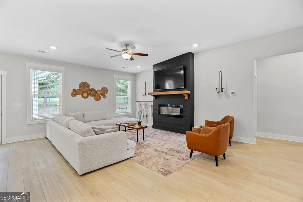 96 Whites Pond RD Moreland, GA 30259