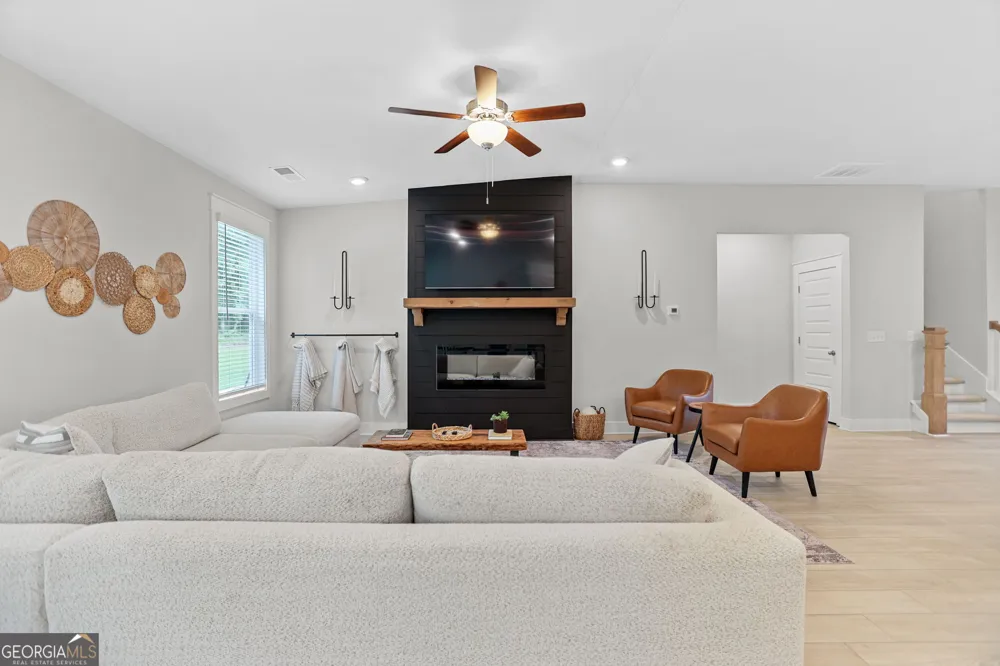 96 Whites Pond RD Moreland, GA 30259