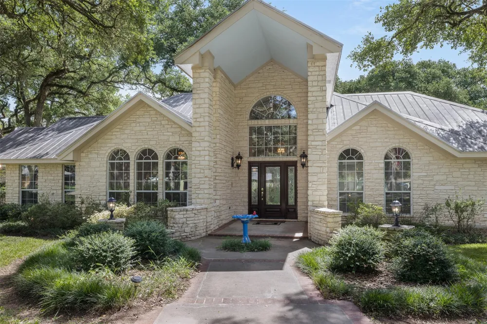 203 Oak Cluster Drive Columbus, TX 78934