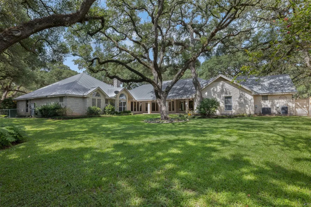 203 Oak Cluster Drive Columbus, TX 78934