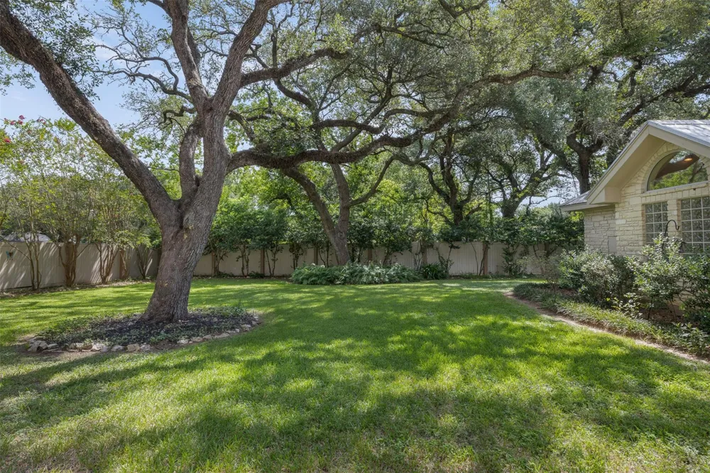 203 Oak Cluster Drive Columbus, TX 78934