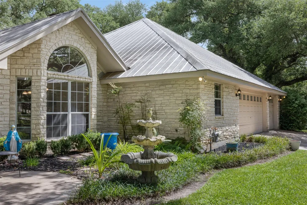 203 Oak Cluster Drive Columbus, TX 78934