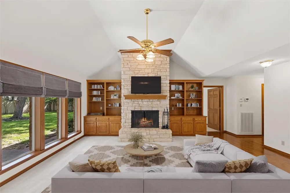 203 Oak Cluster Drive Columbus, TX 78934