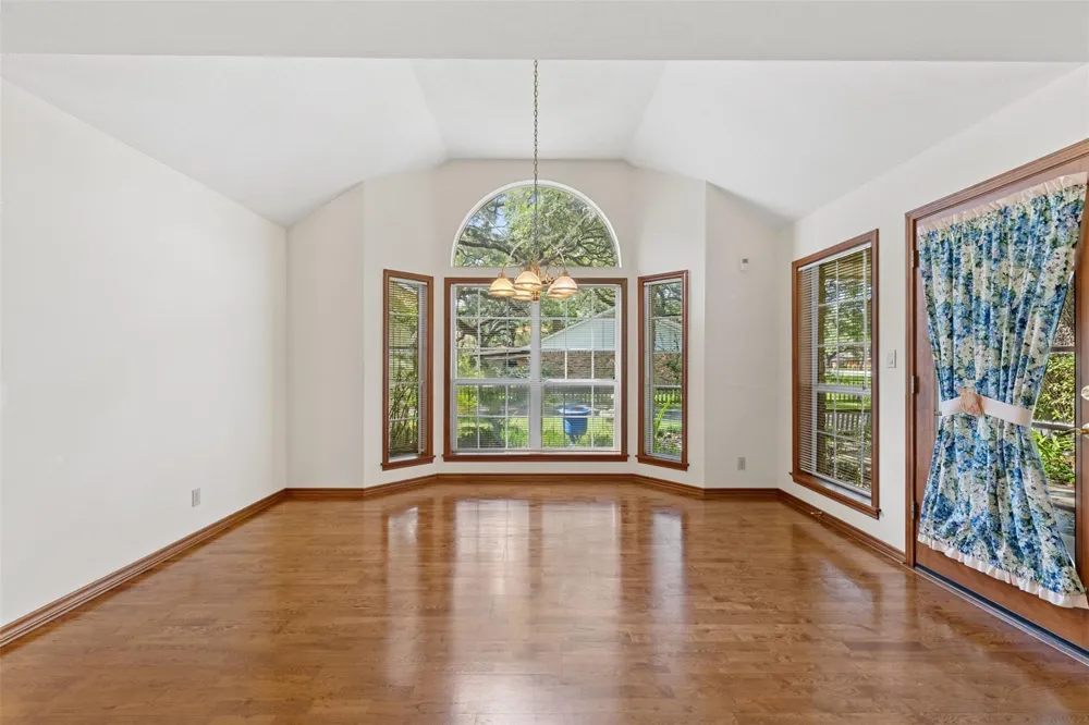203 Oak Cluster Drive Columbus, TX 78934