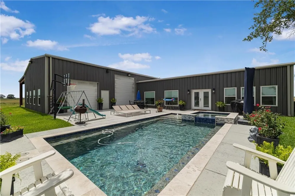686 Rappold Road Yoakum, TX 77995