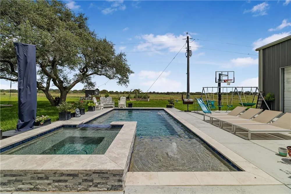 686 Rappold Road Yoakum, TX 77995