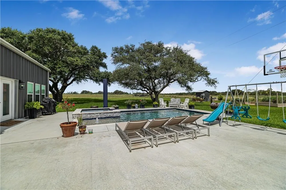 686 Rappold Road Yoakum, TX 77995