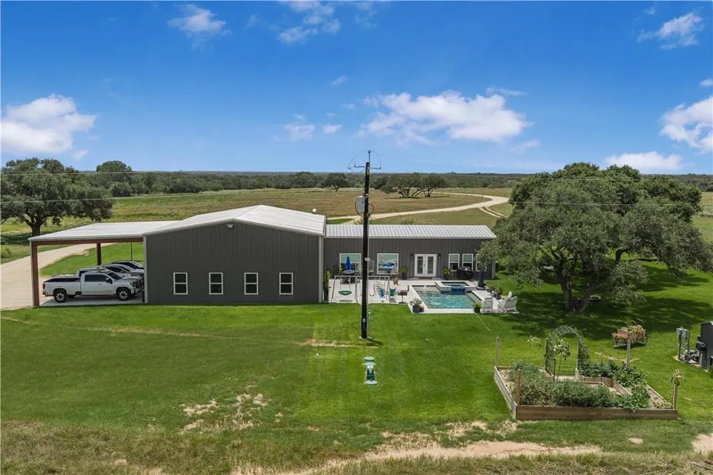 686 Rappold Road Yoakum, TX 77995