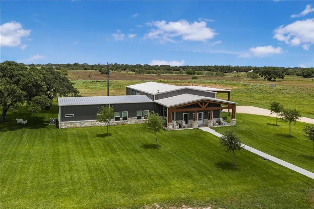 686 Rappold Road Yoakum, TX 77995