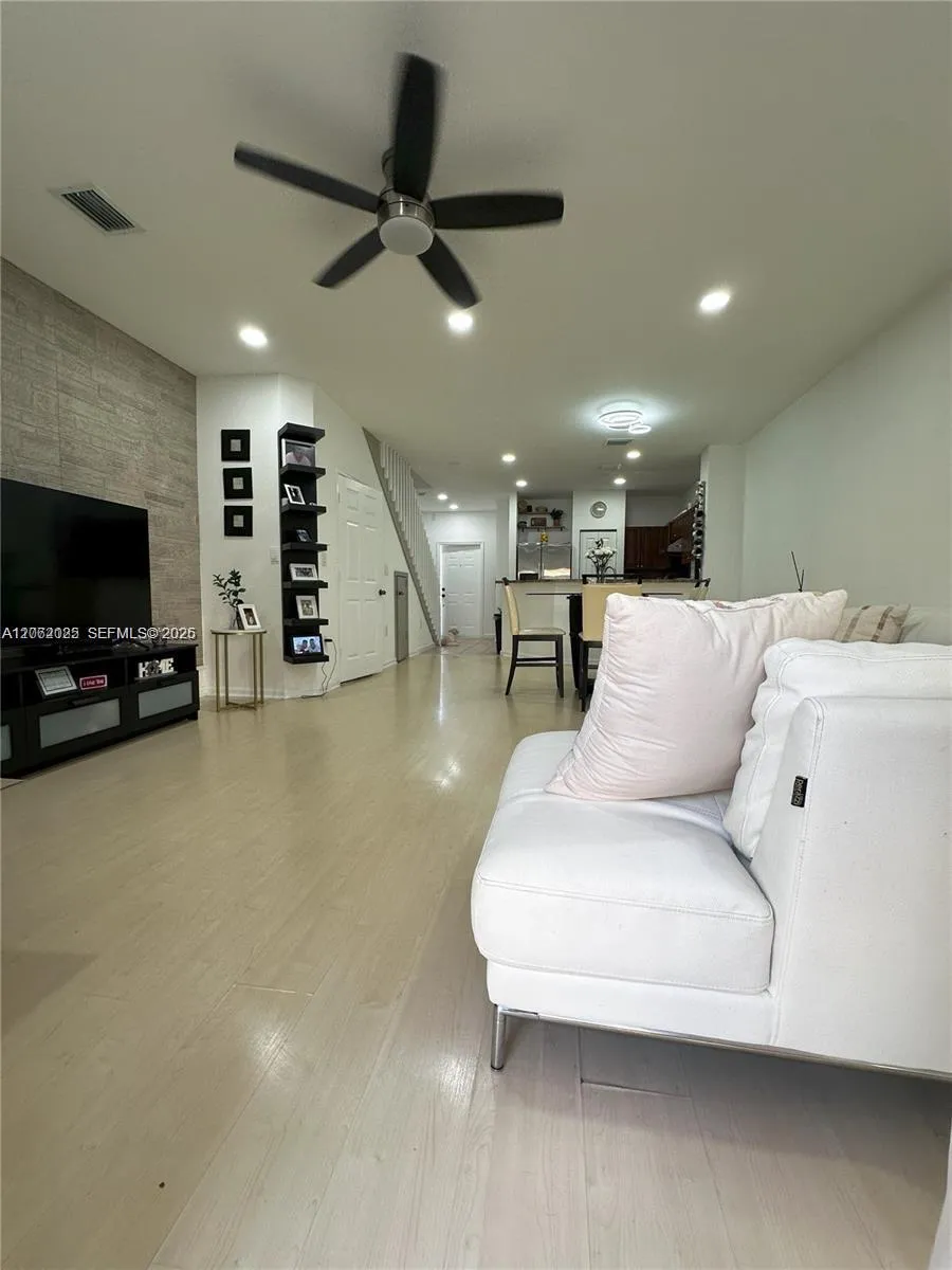 541 Princess Dr Margate, FL 33068