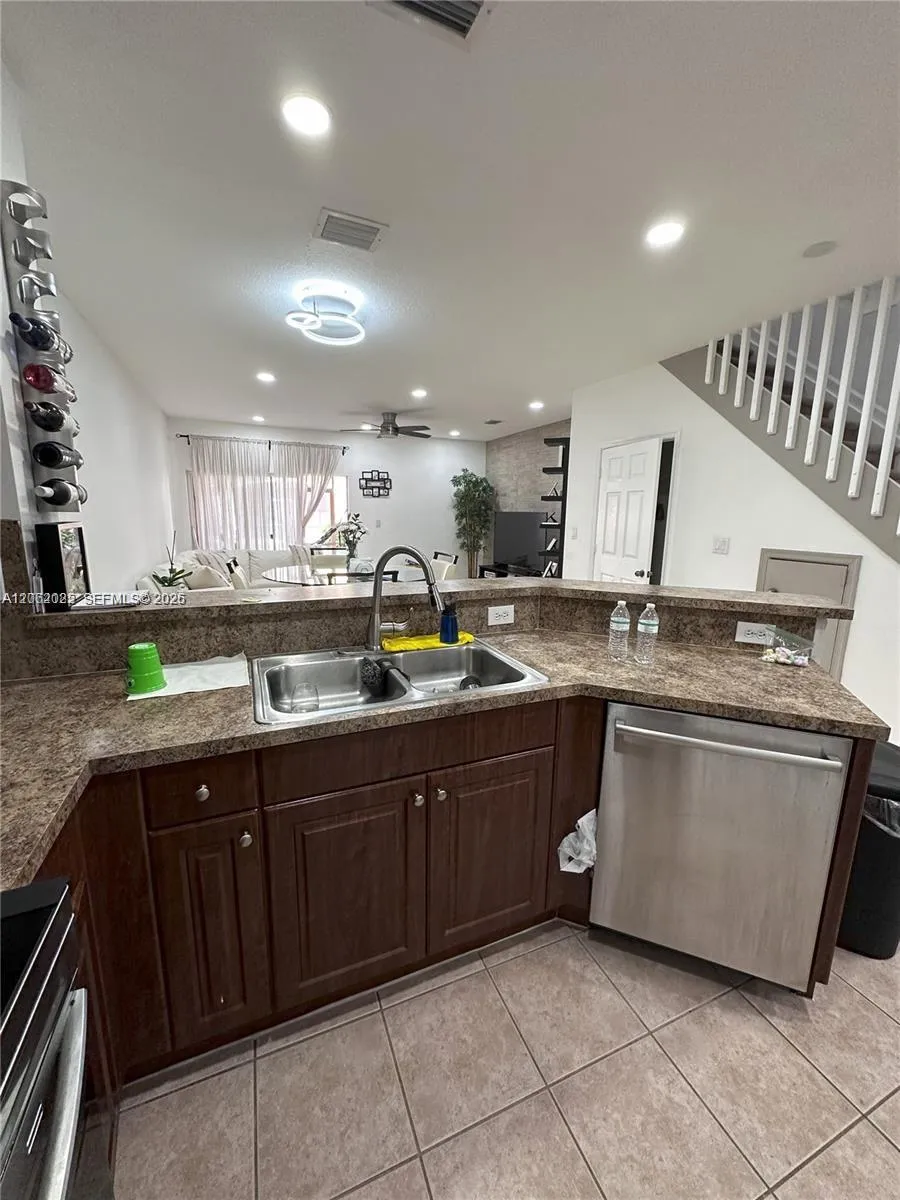 541 Princess Dr Margate, FL 33068