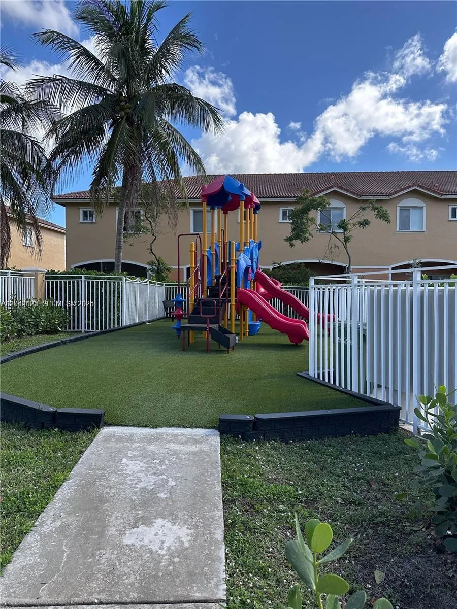 541 Princess Dr Margate, FL 33068