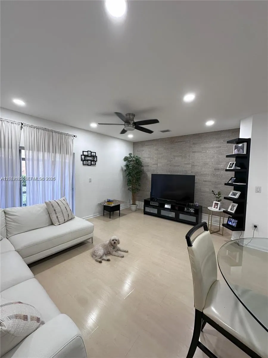 541 Princess Dr Margate, FL 33068