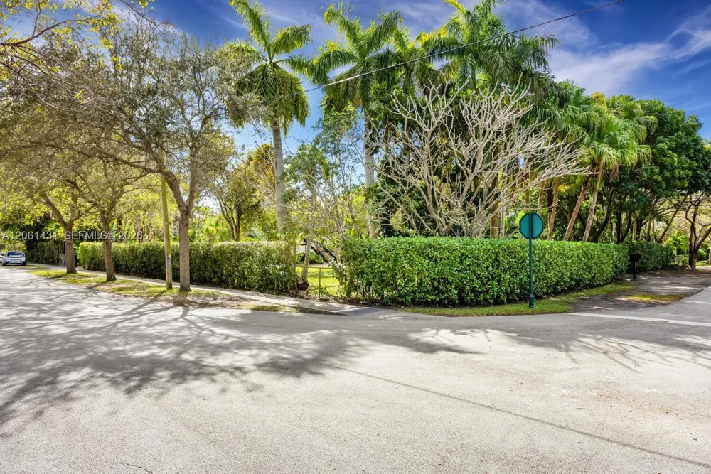 12200 SW 74th Ct Pinecrest, FL 33156