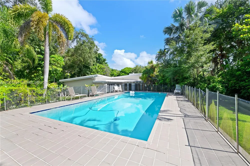 12200 SW 74th Ct Pinecrest, FL 33156