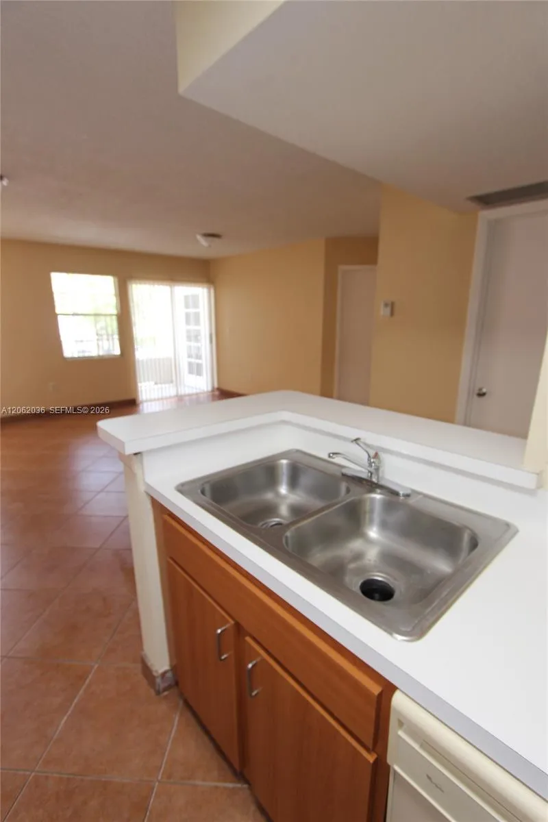 2890 Oakland Forest Dr #206 Oakland Park, FL 33309