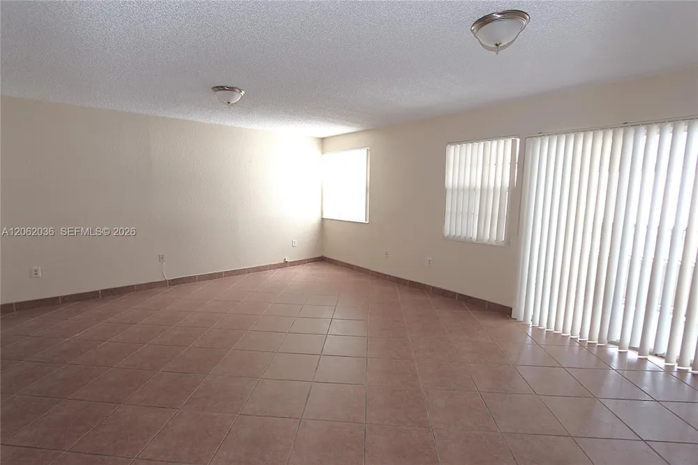 2890 Oakland Forest Dr #206 Oakland Park, FL 33309