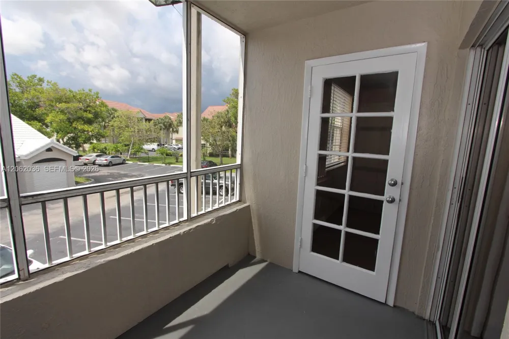 2890 Oakland Forest Dr #206 Oakland Park, FL 33309