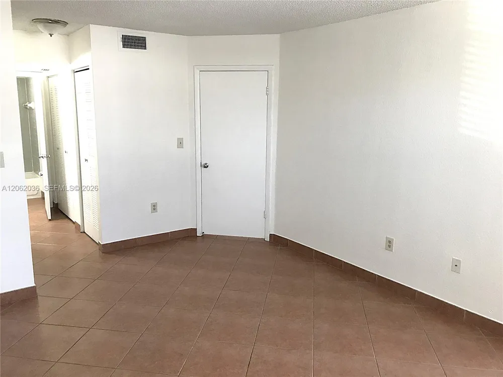 2890 Oakland Forest Dr #206 Oakland Park, FL 33309