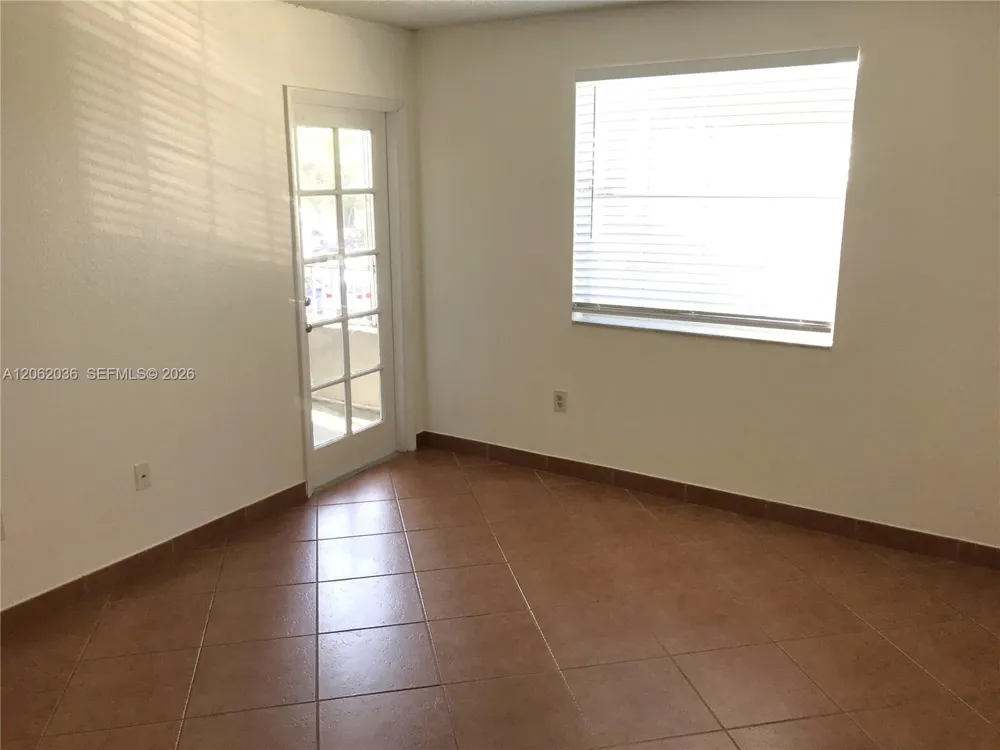 2890 Oakland Forest Dr #206 Oakland Park, FL 33309