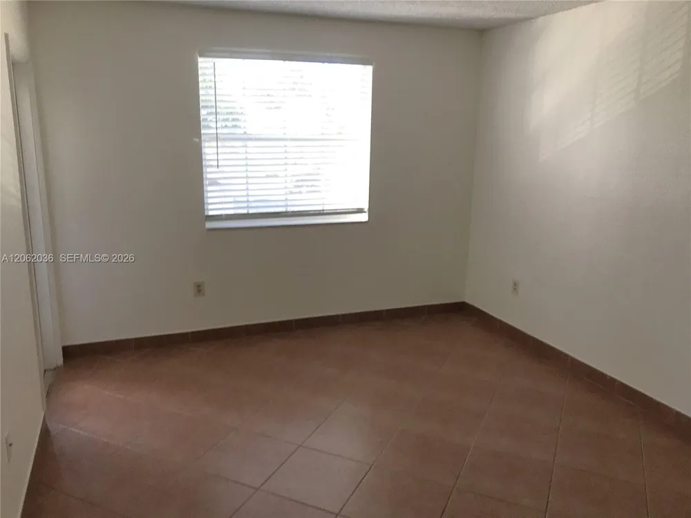 2890 Oakland Forest Dr #206 Oakland Park, FL 33309
