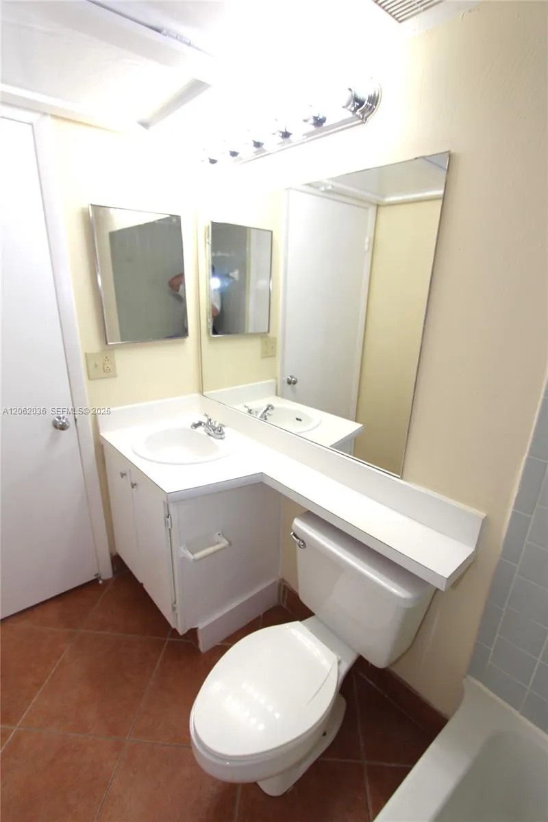 2890 Oakland Forest Dr #206 Oakland Park, FL 33309