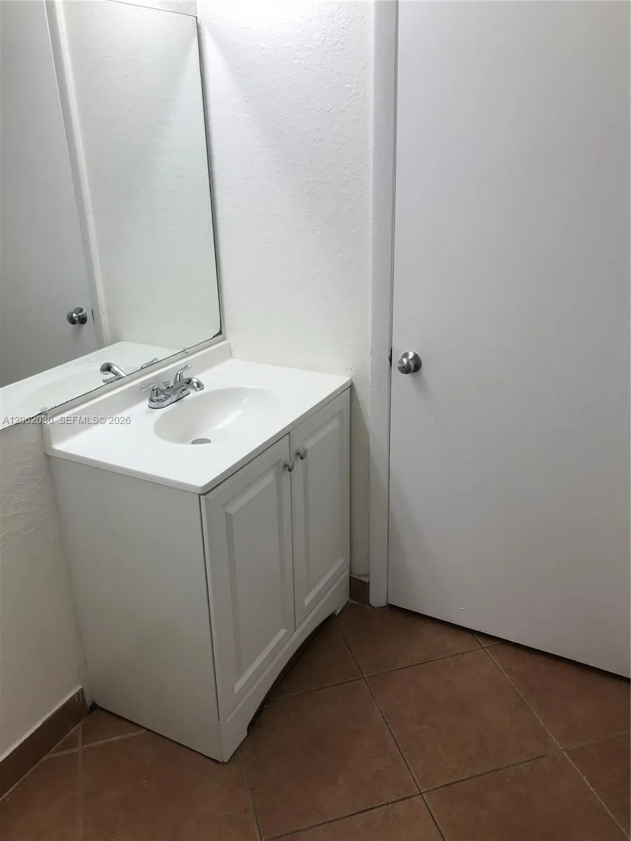 2890 Oakland Forest Dr #206 Oakland Park, FL 33309