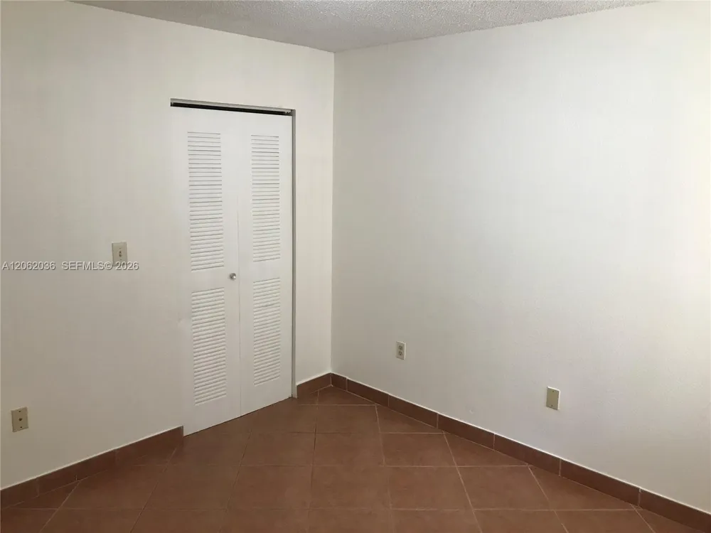 2890 Oakland Forest Dr #206 Oakland Park, FL 33309