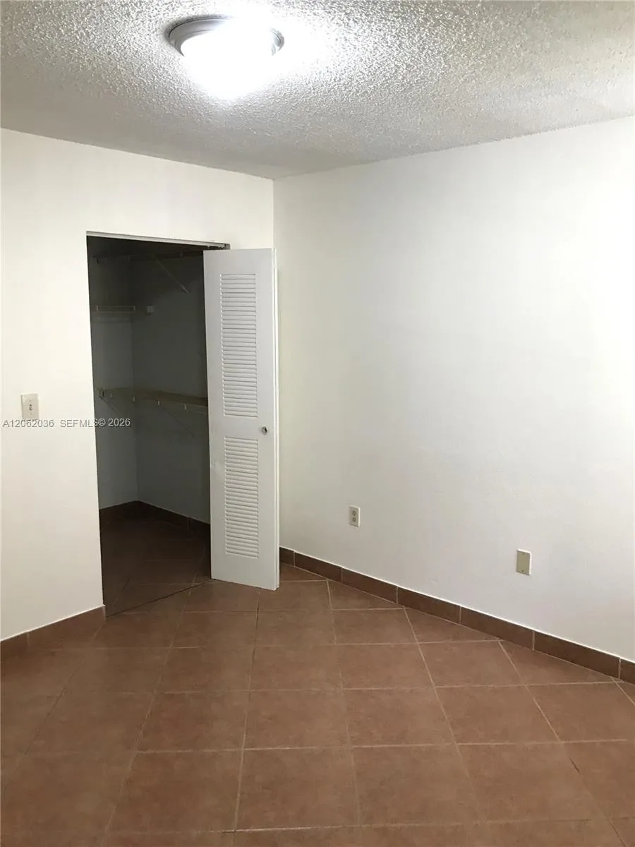 2890 Oakland Forest Dr #206 Oakland Park, FL 33309